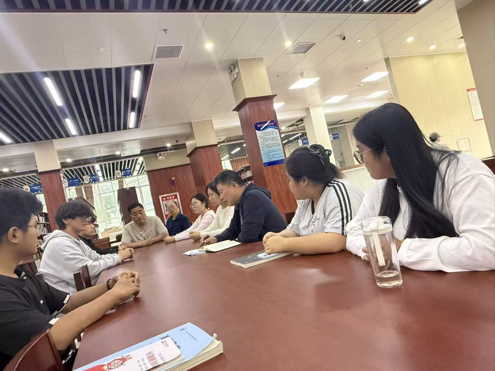 统筹部署明任务 环境整治迎国庆——图书馆扎实推进新学期各项工作